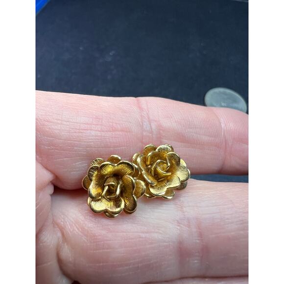 Vintage Monet Gold Tone Rose Earrings – 1960s Floral Design - Picture 5 of 13